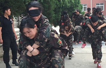 不管沿途有多艱險(xiǎn)，我都將攙扶著你勇敢前行！