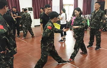 當(dāng)你下定決心時(shí)，全世界會(huì)為你讓路！